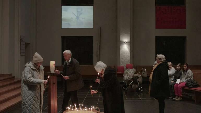 Парафіяни запалили свічки за мир в Україні в церкві в Берліні, у листопаді