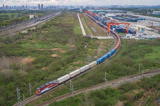Вантажний поїзд, що прямує до Дуйсбурга в Німеччині, залишає Ухань, Китай.