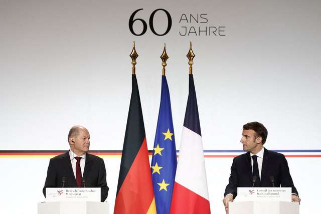Еммануель Макрон (праворуч) і Олаф Шольц після спільного засідання кабінету міністрів у Парижі 22 січня.