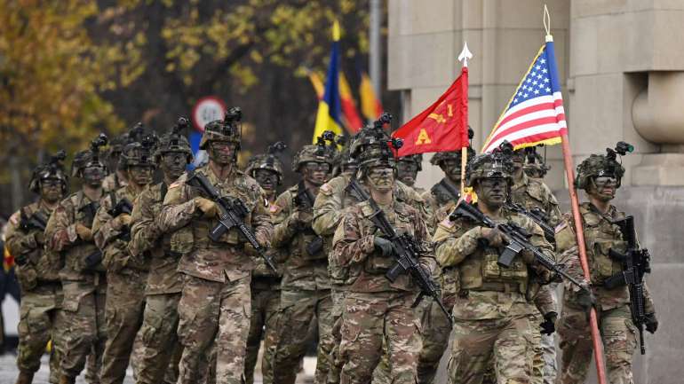 Війська армії США марширують під час військового параду на Національний день Румунії в Бухаресті в грудні.