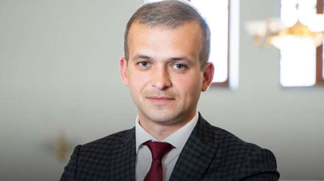Шмигаль досі не прокоментував арешт на хабарі свого близького друга Лозинського_1