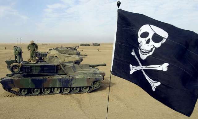Резервісти Корпусу морської піхоти працюють над своїм танком Abrams M1-A1 у північній Кувейтській пустелі поблизу Іраку в 2003 році.Кредит...