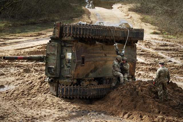 Британські солдати тренуються на бойовому танку Challenger 2 у березні минулого року.