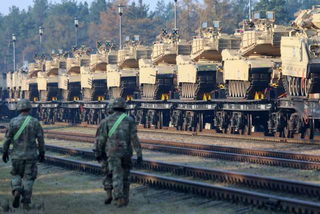 Бойові танки M1 Abrams у Литві у 2019 році. Більшість зброї буде доставлено в Україну або на залізничних вагонах