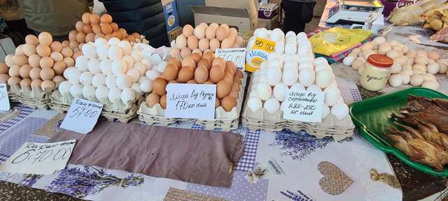 Яйця від Володимира Сергієнка та Олексія Резнікова на ринку Полтави