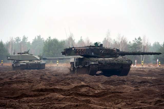 Британський основний бойовий танк Challenger 2 (ліворуч) і польський танк Leopard 2