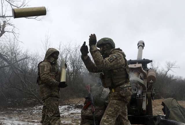 Українські артилеристи обстрілюють російські позиції на лінії фронту в Луганській області України