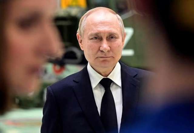 18 січня 2023 р. Путін розмовляє з працівниками заводу корпорації «Алмаз-Антей» в цеху у Санкт-Петербурзі