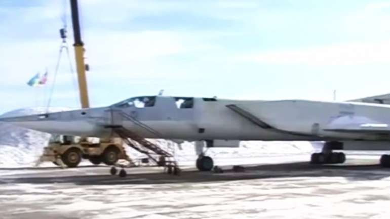 Ющенко і Гриценко знищили останній стратегічний бомбардувальник України