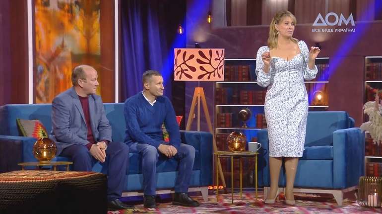 Програма виходить під назвою "Тихий вечір з Оленою Кравець", бо її веде колишня учасниця "Кварталу 95" Олена Кравець