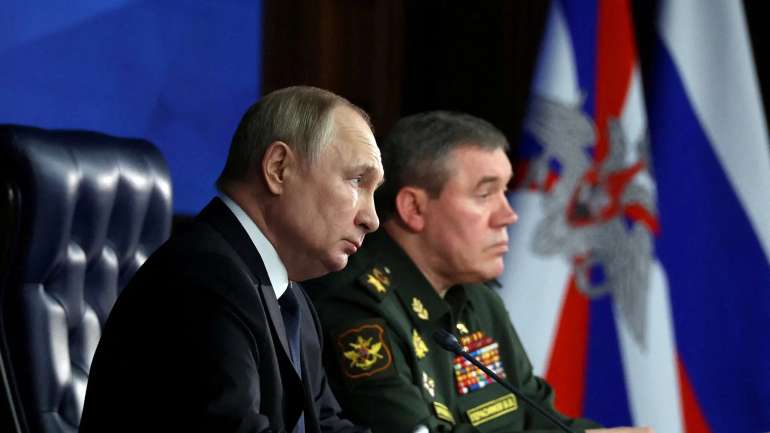 Президент росії володимир путін і генерал валерій герасимов, його третій військовий командир за останні місяці.