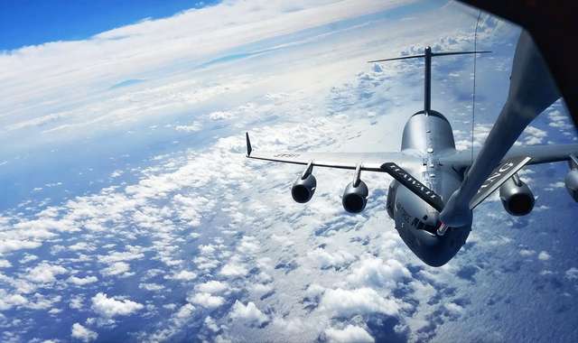 Дозаправка транспортного літака C-17 у повітрі над Тихим океаном
