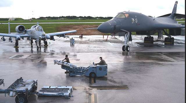 Штурмовик A-10C із підвішеними ADM-160 MALD 