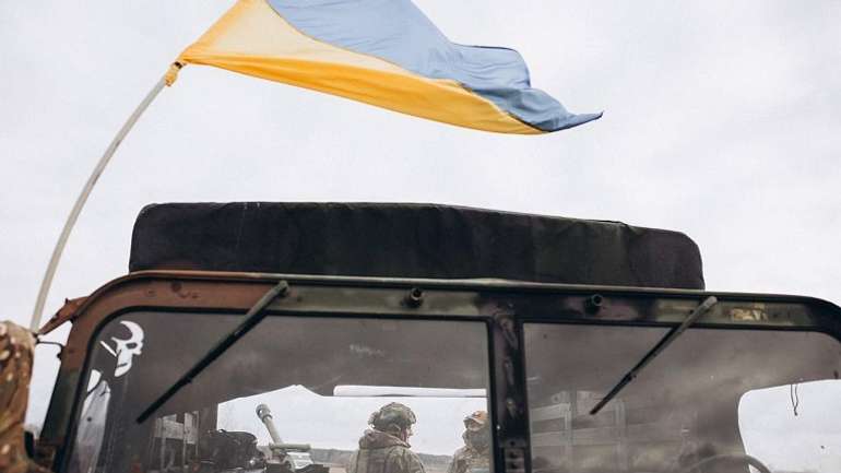 Українські дороги вздовж і впоперек вкриті попелом війни та запахом смерті