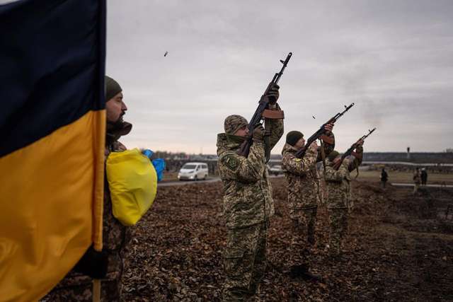 Українські дороги вздовж і впоперек вкриті попелом війни та запахом смерті_2