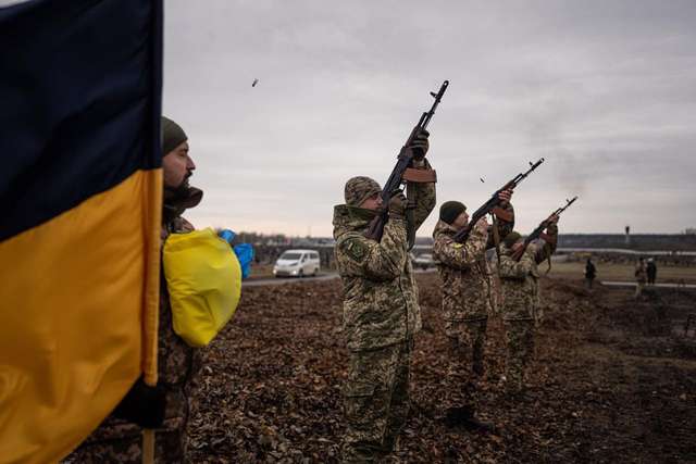 Українські дороги вздовж і впоперек вкриті попелом війни та запахом смерті_1