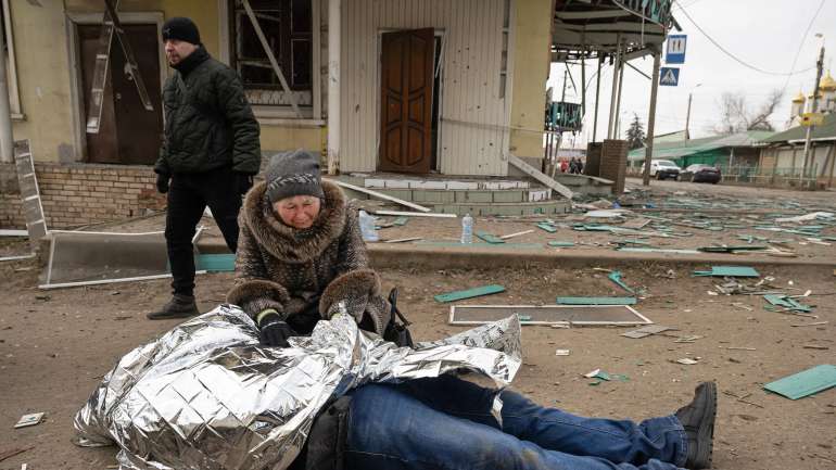 66-річна Ніна Коваленко плаче над тілом свого сина 36-річного Михайла Коваленка, який загинув у суботу під час влучання в Костянтинівці на сході України