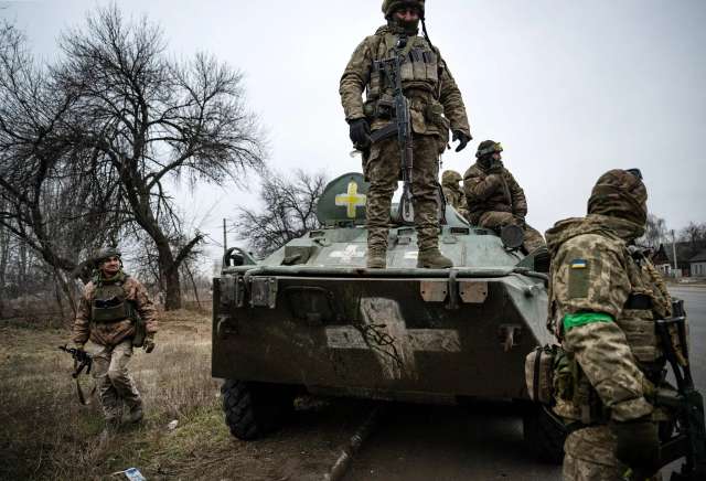 Українські військові прямують на передову в суботу на сході України.