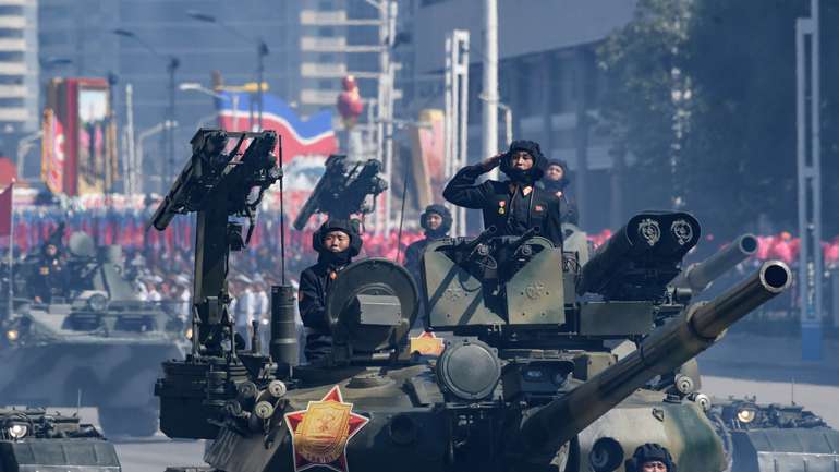 Військовий парад на площі Кім Ір Сена в Пхеньяні, Північна Корея.