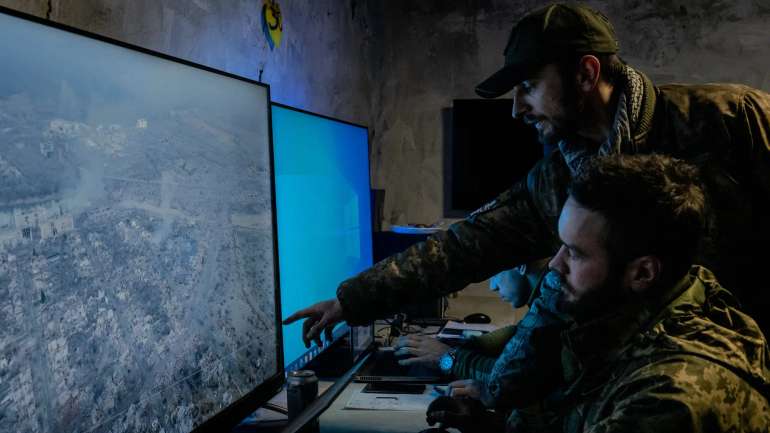 Українські військові аналітики поблизу Бахмута переглядають відео, отримані операторами безпілотників цього місяця.