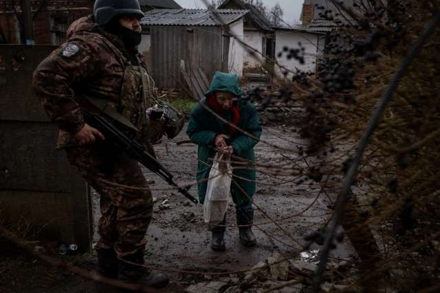 Отримання їжі від українського солдата на східній стороні Бахмута цього місяця.Кредит...