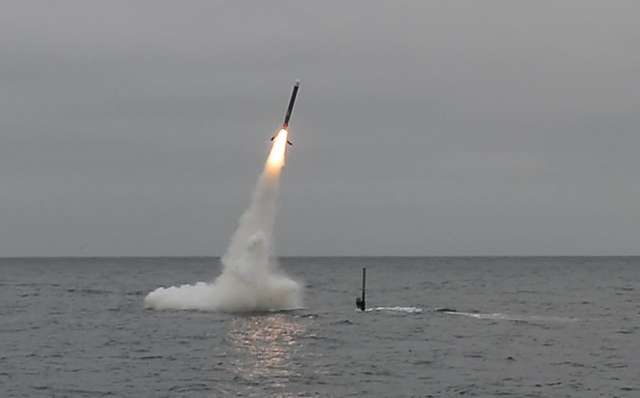 Пуск крилатої ракети Tomahawk у версії TLAM з підводного човна ВМС США у Тихому океані