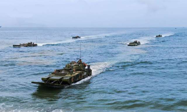 Китайські військові відпрацьовують проведення морського десанту проти Тайваню