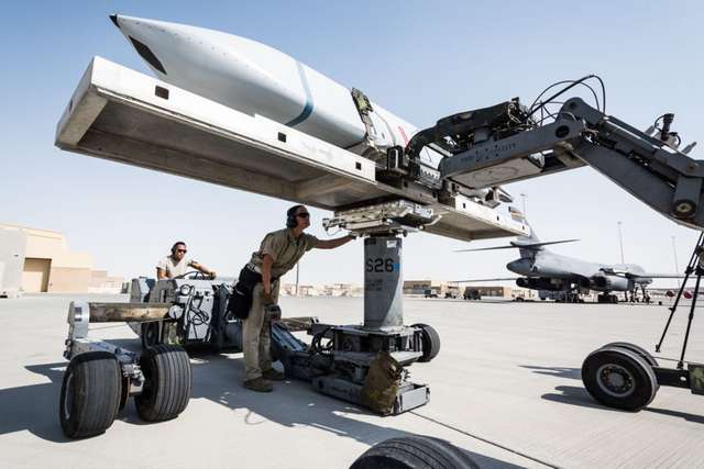 Підготовка ракети AGM-158 до застосування із B-1B Lancer