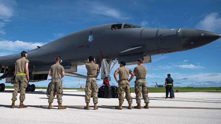 Підготовка до вильоту американського стратегічного бомбардувальника B-1B Lancer з тихоокеанської бази в Гуамі