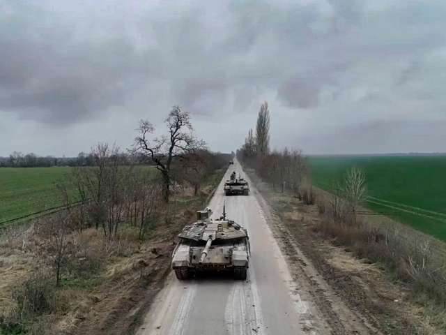 російські армійські танки Т-90 у невідомому місці в Україні в січні.