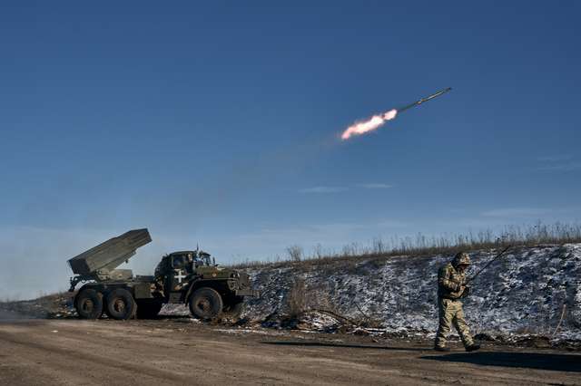 Українська реактивна система залпового вогню «Град» обстріляла позиції росіян біля Соледару.