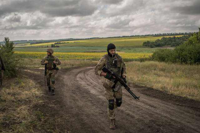 Українські військові після навчань. Оскільки все більше українських підрозділів шукали навчання, фінанси групи Mozart, яку підтримували донори, погіршувалися.