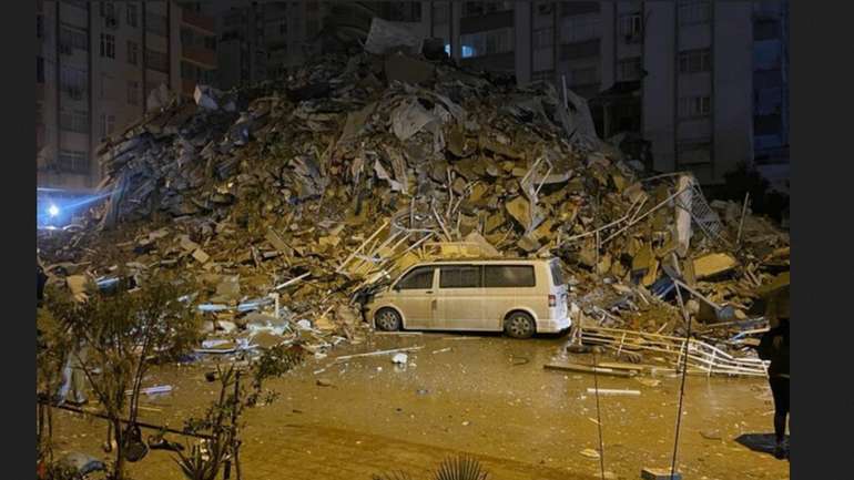 Обвалення висотної будівлі у місті Діярбакир під час землетрусу в Туреччині