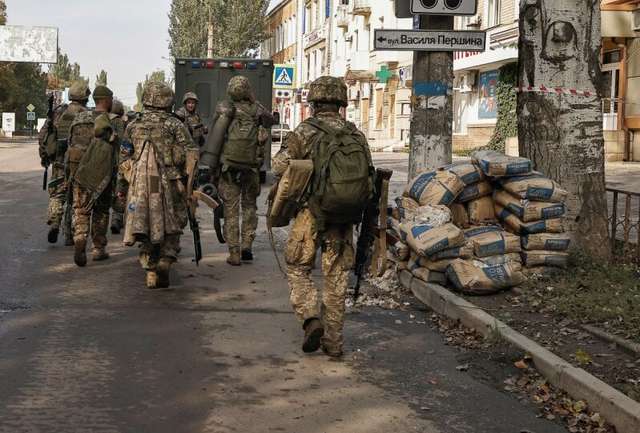 Українські військові повідомляють про обстріли десятків точок на східному фронті_1