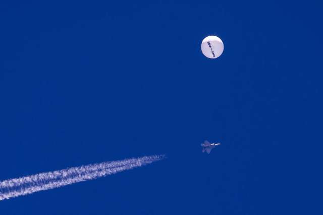 Китайська повітряна куля дрейфує біля узбережжя Південної Кароліни в суботу.