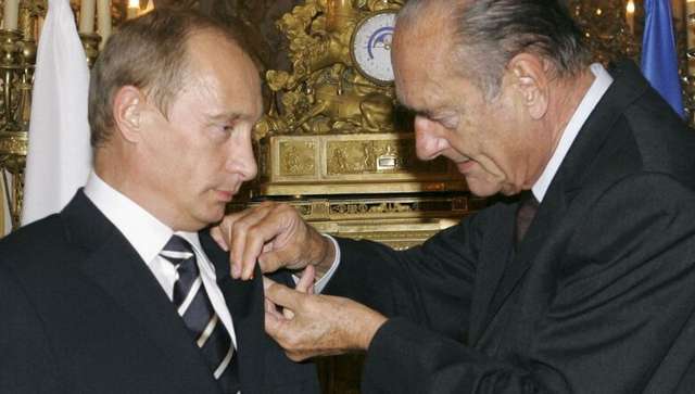 путін отримує Орден почесного легіону від тодішнього президента Франції Жака Ширака 