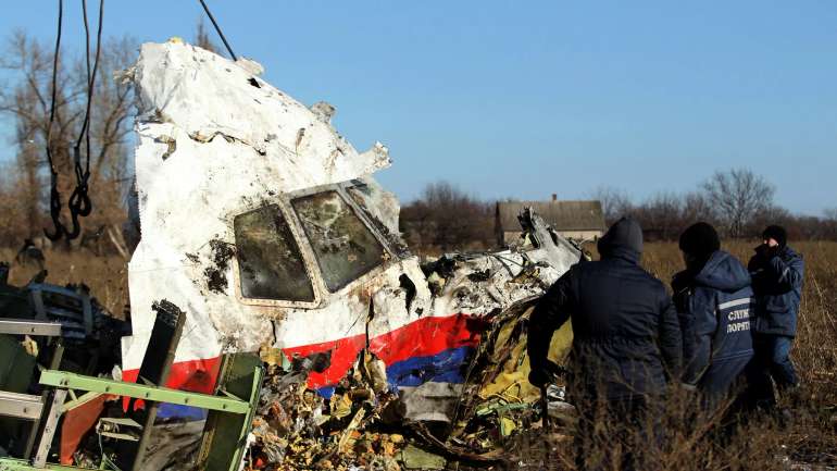 Місцеві працівники перевозять уламки рейсу MH17 Malaysia Airlines на місці авіакатастрофи на сході України в 2014 році.