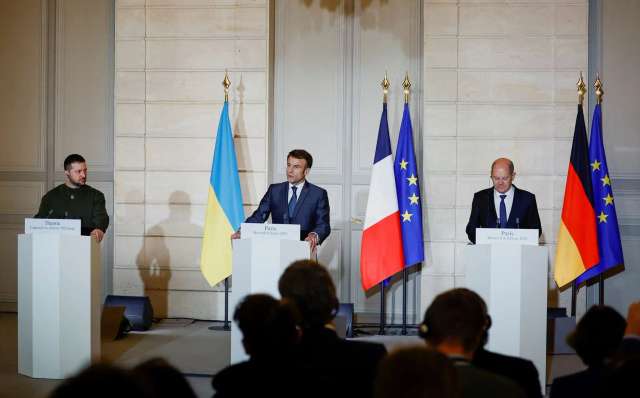 Зліва направо президент України Володимир Зеленський з президентом Франції Еммануелем Макроном і канцлером Німеччини Олафом Шольцем у середу в Єлисейському палаці в Парижі