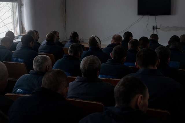 Ув’язнені дивляться українські телевізійні новини цього місяця в таборі на заході України