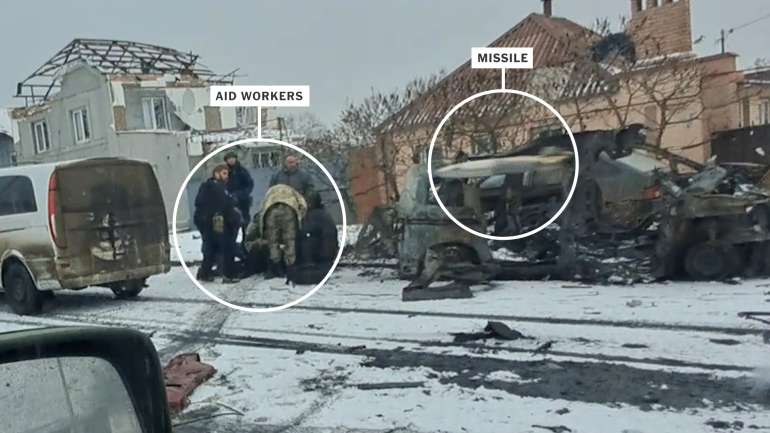 Співробітники допомоги надають допомогу пораненому цивільному в Бахмуті, Україна, 2 лютого, за мить до ракетного удару.