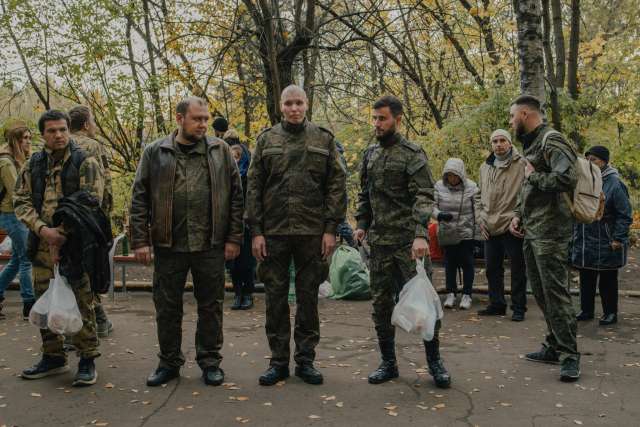 Російські призовники на призовному пункті в москві.