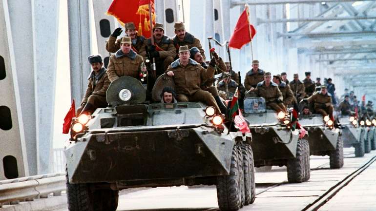 Останній радянський десантний полк залишає територію Афганістану мостом через річку Амудар'я на узбецько-афганському кордоні, 15 лютого 1989 року.