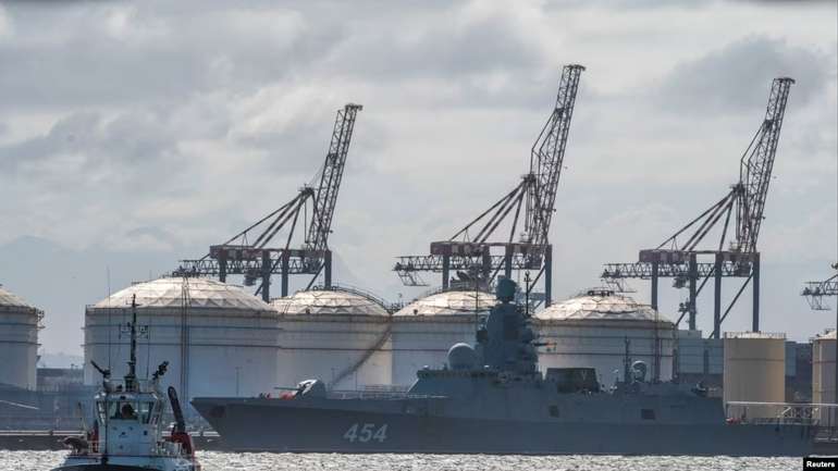 Російський фрегат "Адмірал Горшков" готується вийти з бухти в Кейптауні до Дурбану, для участі в навчаннях з ВМС Південної Аaрики та Китаю, 15 лютого 2023 року