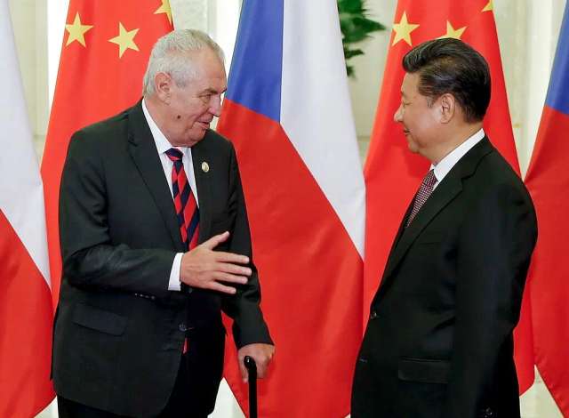 Президент Чехії Мілош Земан (ліворуч) і лідер Китаю Сі Цзіньпін у 2015 році в Пекіні.