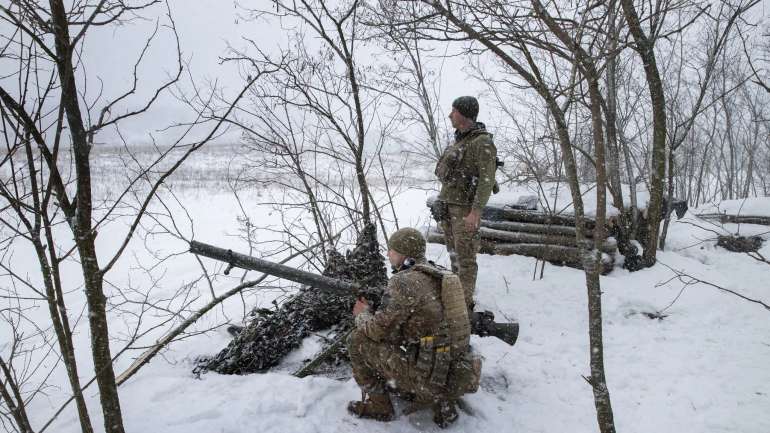 Українці з протитанковою зброєю на передовій у Бахмуті в середу.