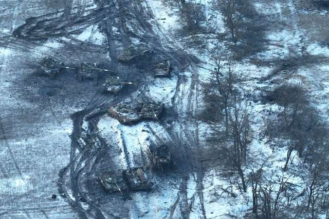На фотографії, опублікованій Збройними силами України, зробленій цього місяця, показано пошкоджені російські танки у Вугледарі.