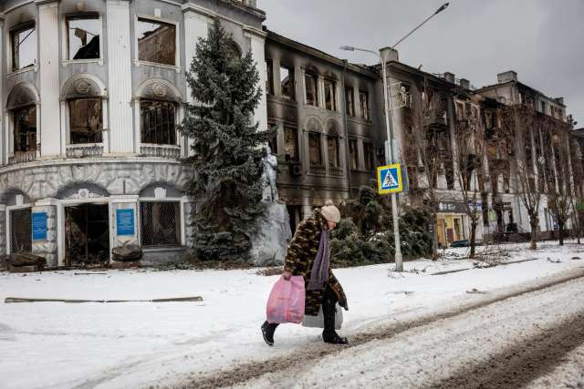 У вівторок місцевий житель везе гуманітарну допомогу майже безлюдним центром Бахмута.