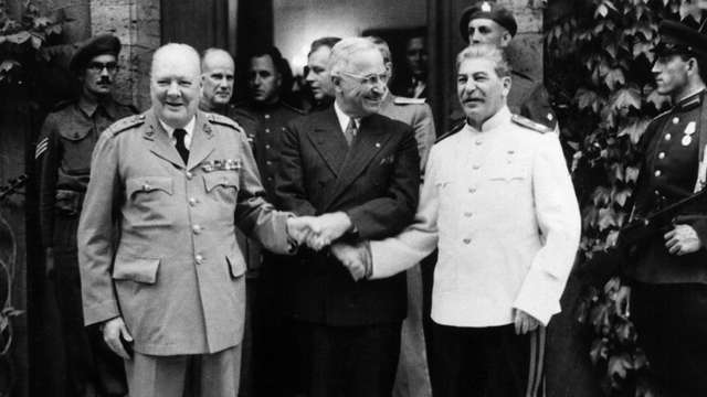 23 липня 1945 року президент США Гаррі Трумен (в центрі) обмінюється рукостисканнями з британським прем'єром Вінстоном Черчіллем (ліворуч) та радянським лідером Йосипом Сталіним на Потсдамській конференції.