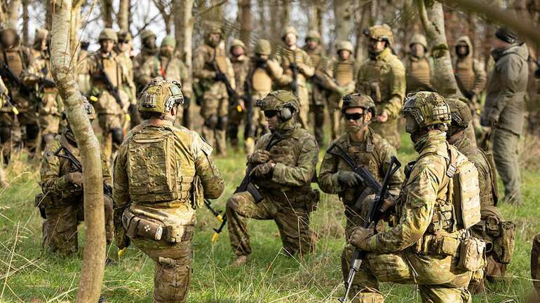 Австралійські інструктори навчають піхотної тактики українських військових у Британії