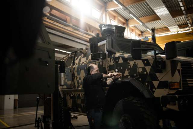 Цього місяця механік працює над бойовою машиною Dingo у Люксембурзі.
